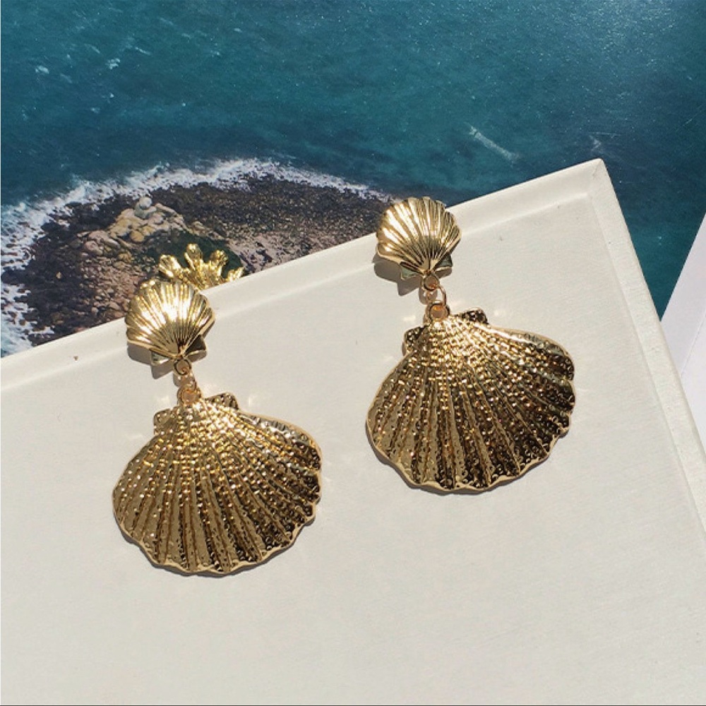 NWT Boutique Gold Tone Seashell Statement Shell Beach Summer Vacation Earrings
